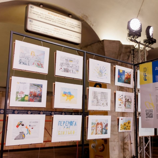 👀 В Київському метро відкрили першу виставку малюнків в рамках проєкту «Мамо, я бачу війну» 